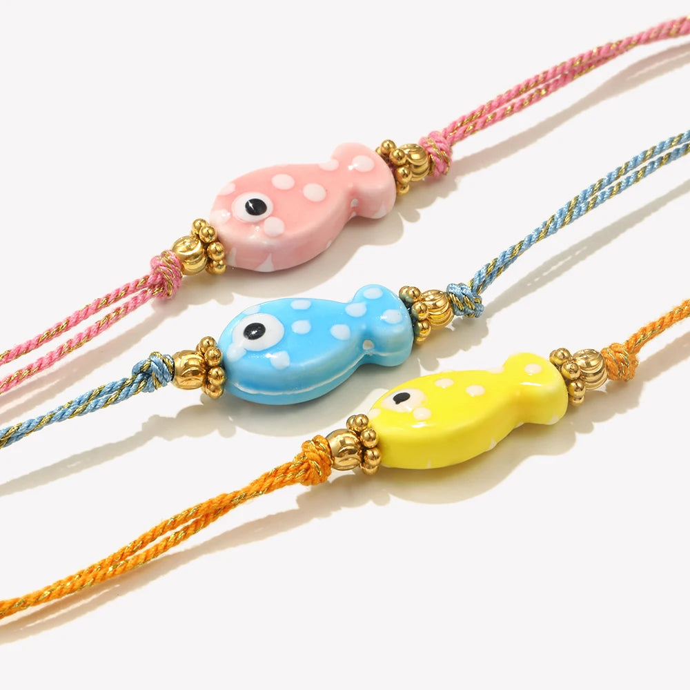 Pulsera dorada con peces de colores: una pieza de verano