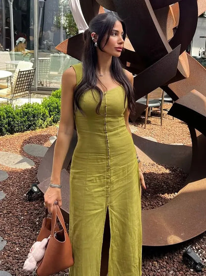 Vestido midi de escote cuadrado: un básico elegante para el verano