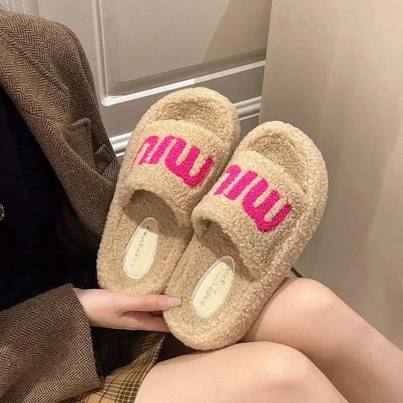Pantuflas con logo difuso