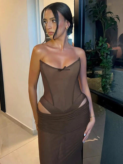 Traje marrón de top sin espalda y falda larga 