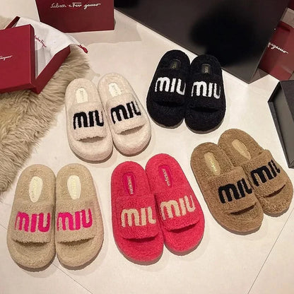 Pantuflas con logo difuso