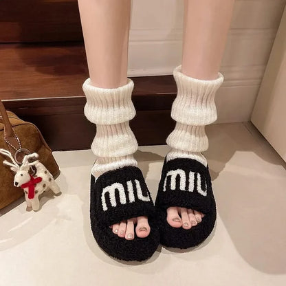 Pantuflas con logo difuso
