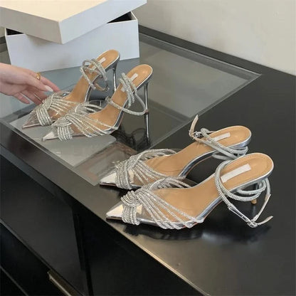 Tacones de tiras adornados con diamantes de imitación