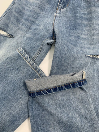 Ripped details of the Wide-Leg Denim Pants