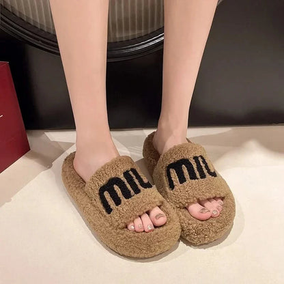 Pantuflas con logo difuso
