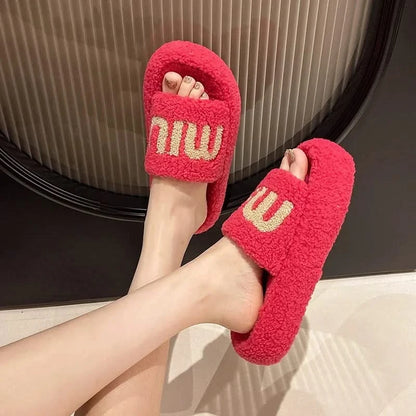 Pantuflas con logo difuso