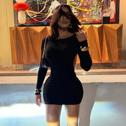 Minivestido negro de manga larga sin espalda