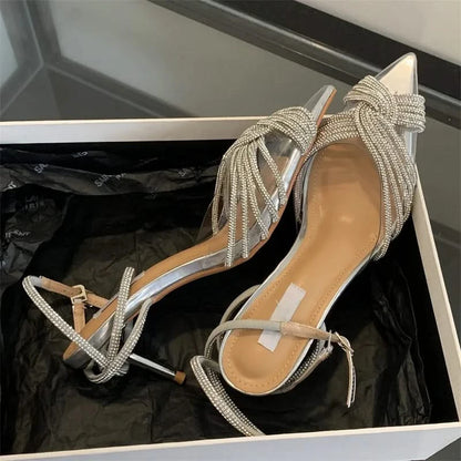 Tacones de tiras adornados con diamantes de imitación