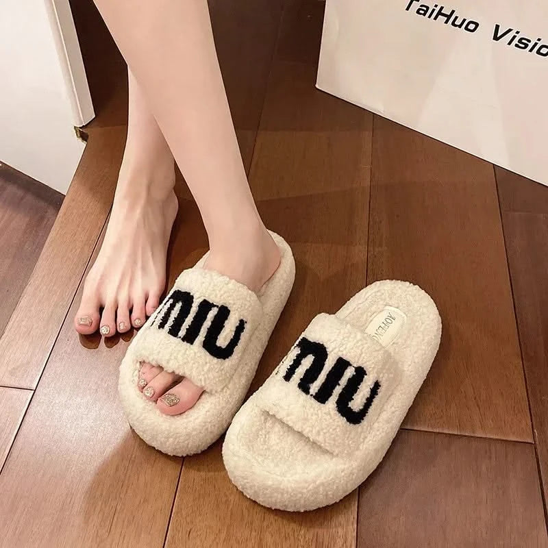 Pantuflas con logo difuso