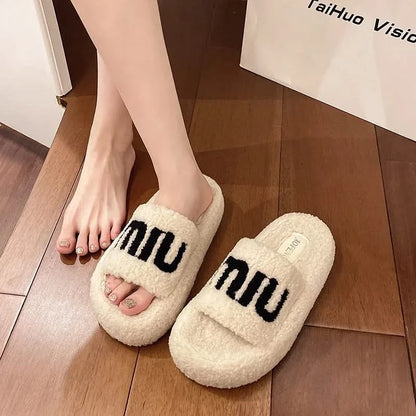 Pantuflas con logo difuso