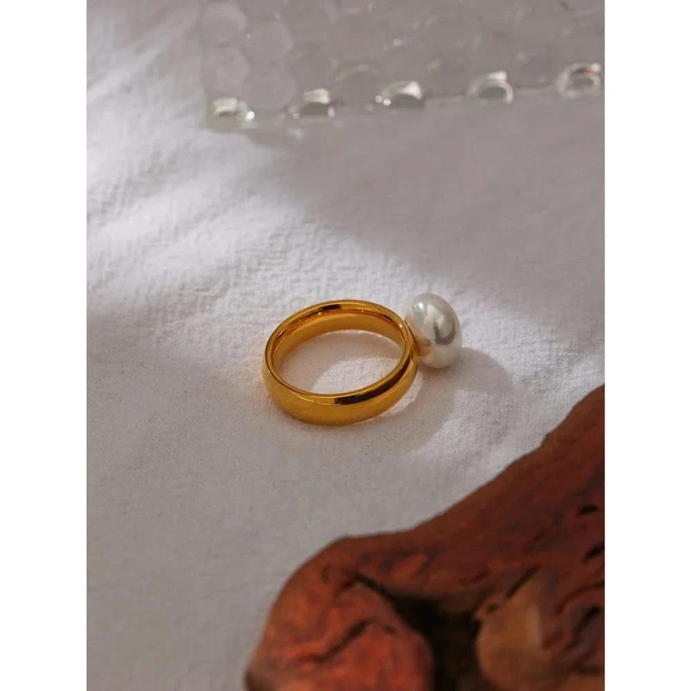 Side details of Gold Pearl Dome Ring