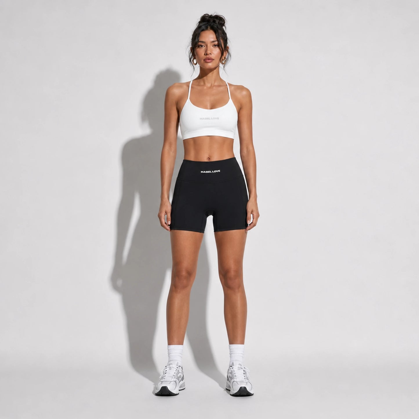 Set — Infinity bra white + Legging Shorts black front on-model 2048